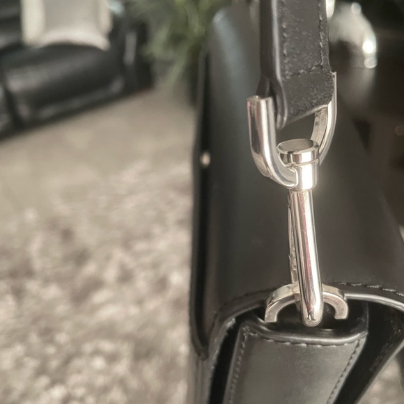 ‼️ Make an Offer
Michal Kors Crossbody & Zip Wallet - Picture 13 of 17